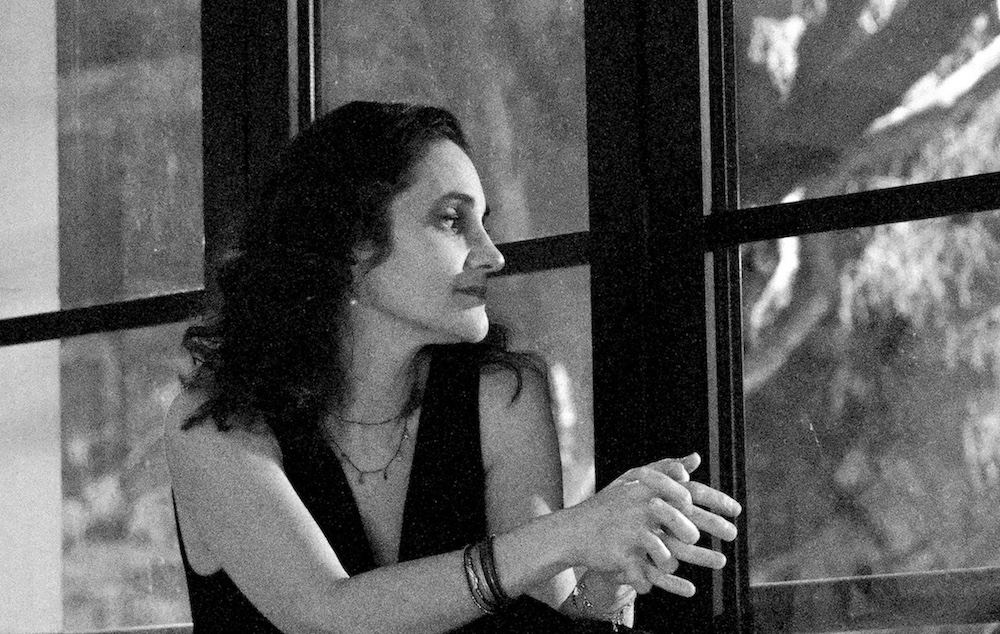 Christine Fonlupt hors scène dans un portrait naturel