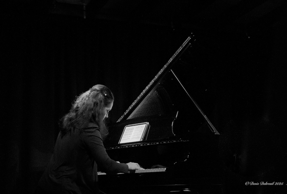 Portrait monochrome de la pianiste Christine Fonlupt