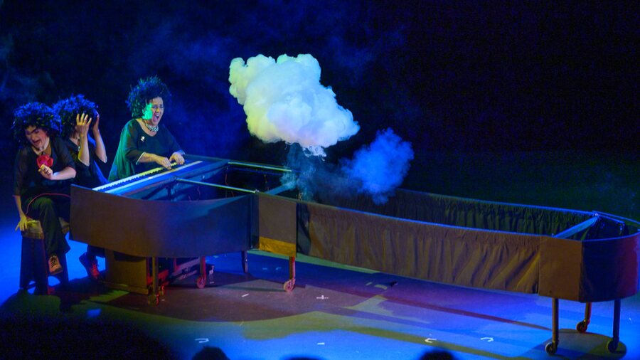 Performance autour du piano Phoenix dans la scène Grand Galop