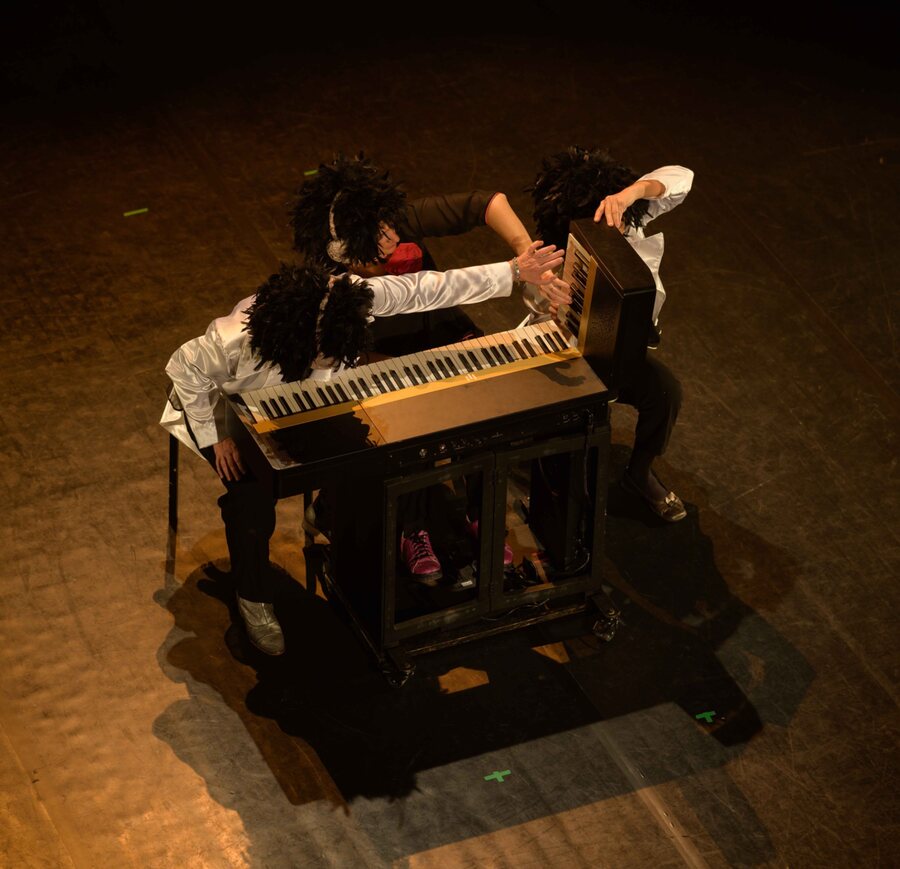 Les trois pianistes interprètent Grieg dans Le Phœnix de ces dames