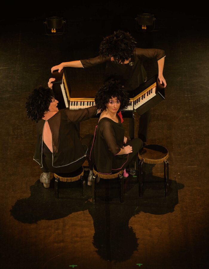 Les trois pianistes interprètent Lavignac dans Le Phœnix de ces dames
