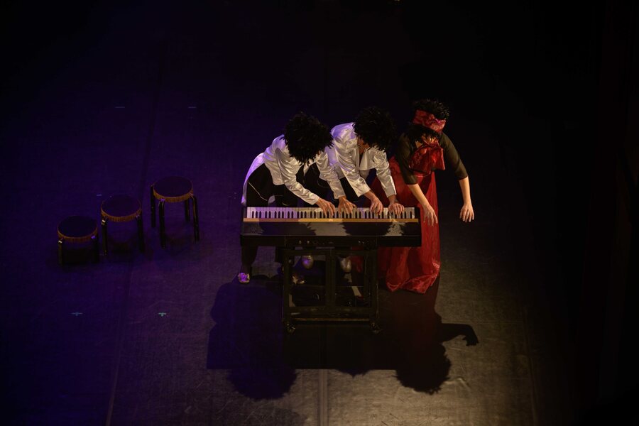 Trio de pianistes sur scène dans Le Phœnix de ces dames