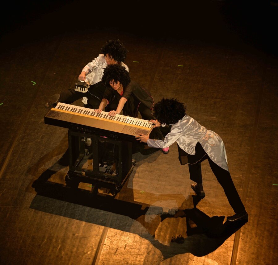 Performance burlesque autour du piano Phoenix