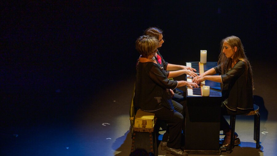 Trois pianistes autour du piano dans Le Phœnix de ces dames